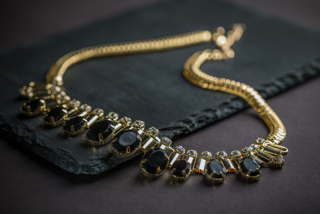 Halsschmuck mit Edelsteinen